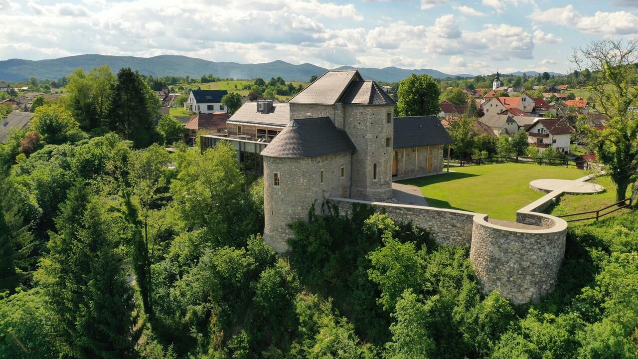 Замок в Чрномеле, Словения, 1 250 м2 - фото 1