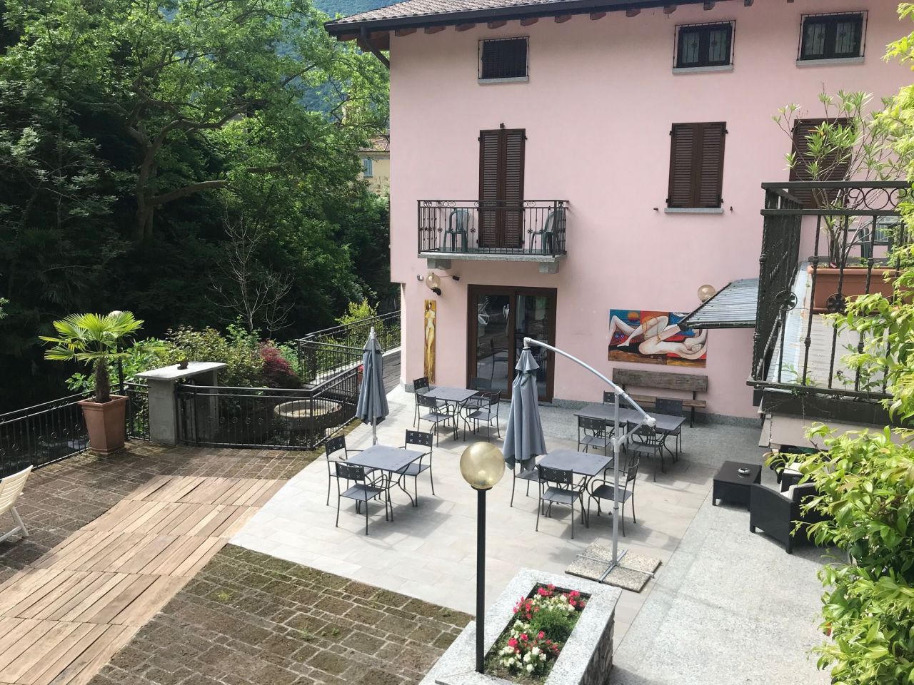Отель, гостиница на озере Лугано, Италия, 800 м2 - фото 1