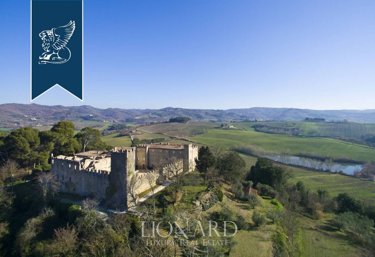 Замок в Перудже, Италия, 5 000 м2 - фото 1