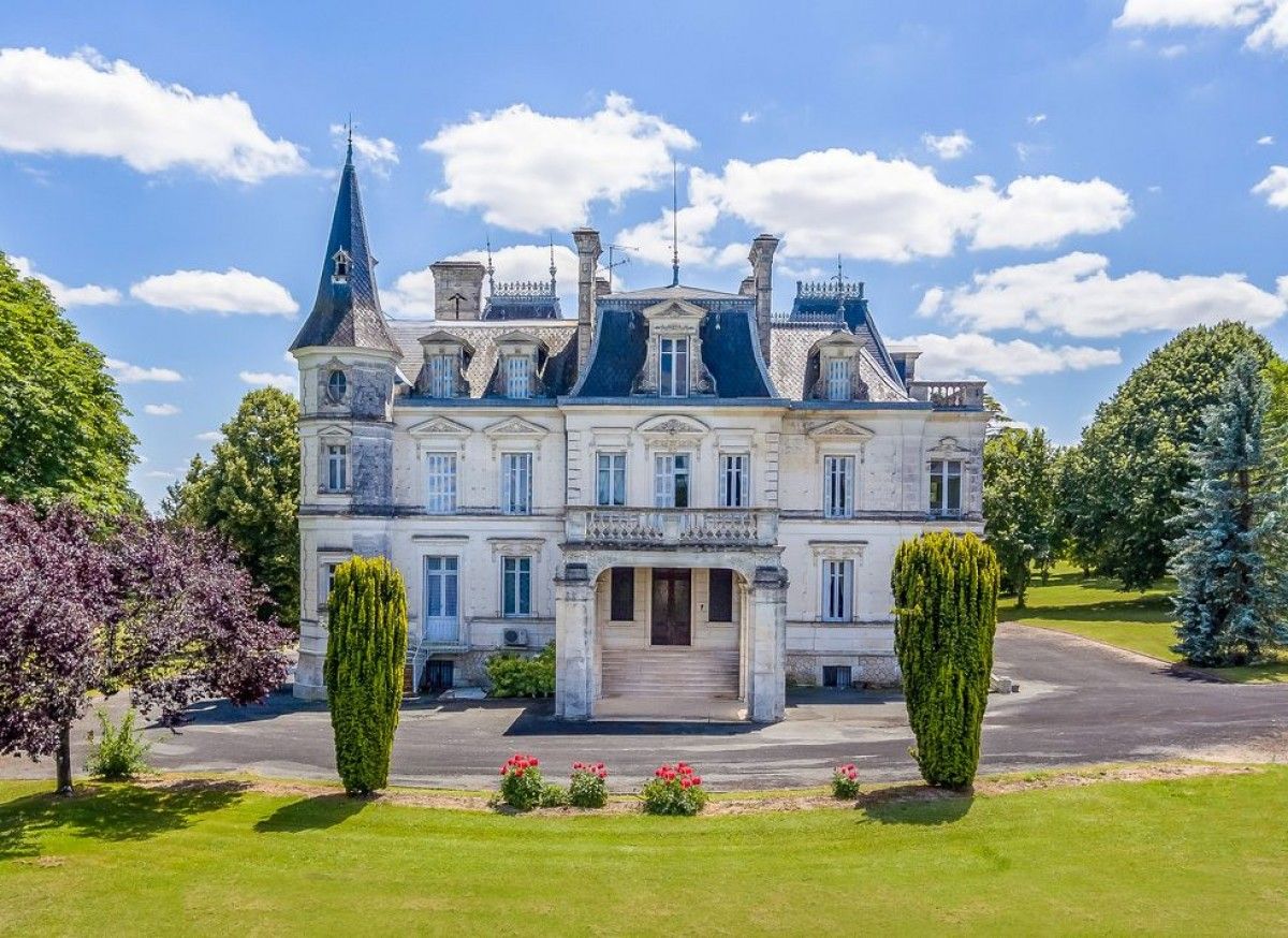 Замок во франции цена