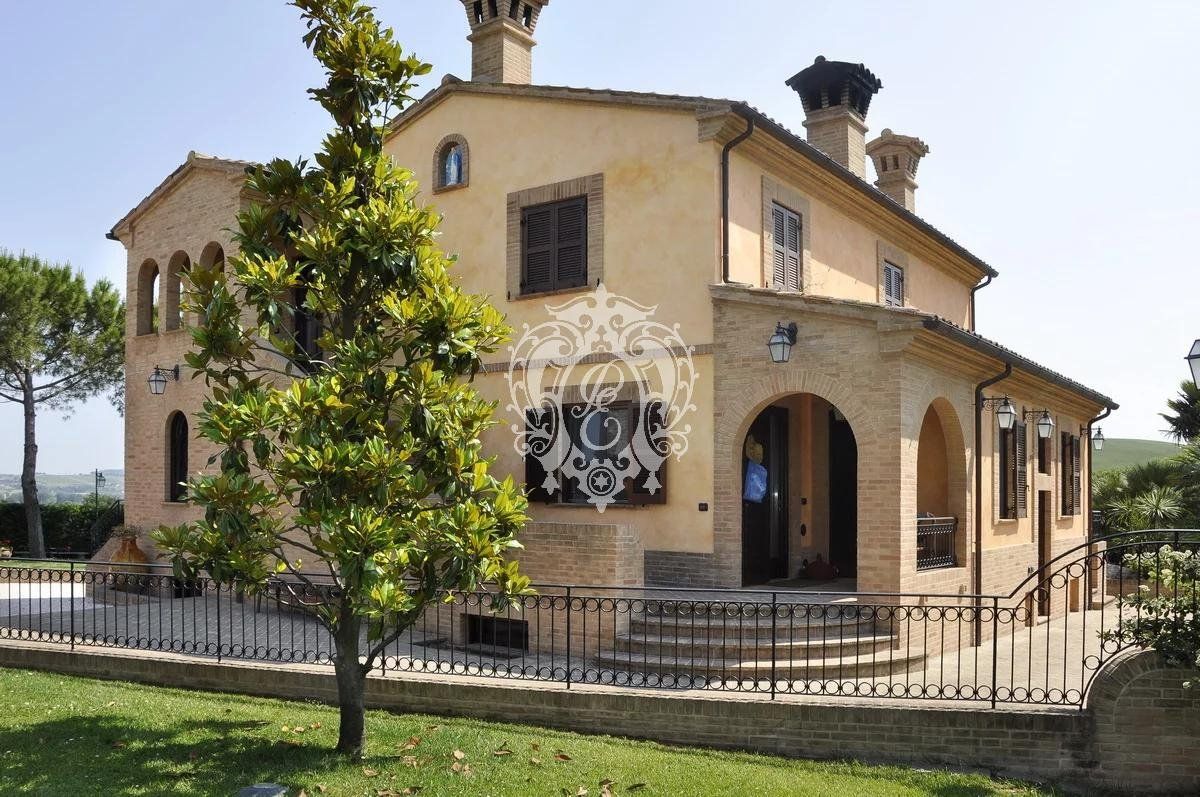 Дом в Потенца-Пичене, Италия, 637 м2 - фото 1