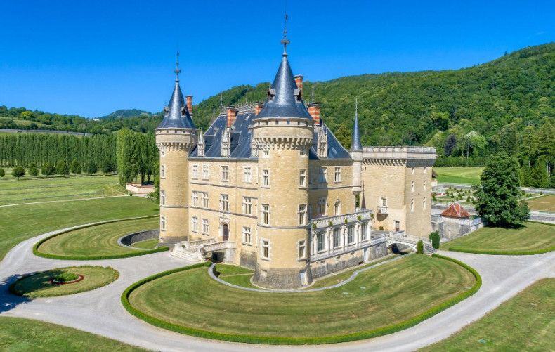 Замок в Бургундии, Франция, 2 400 м2 - фото 1