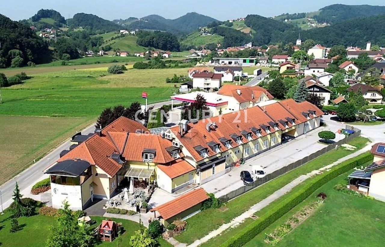 Отель, гостиница в Словенске-Конице, Словения, 1 209.7 м2 - фото 1