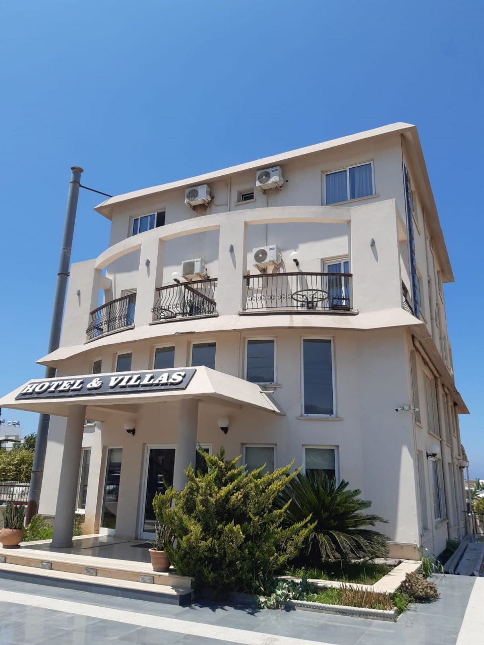 Отель, гостиница в Караоланолу, Кипр, 1 950 м2 - фото 1
