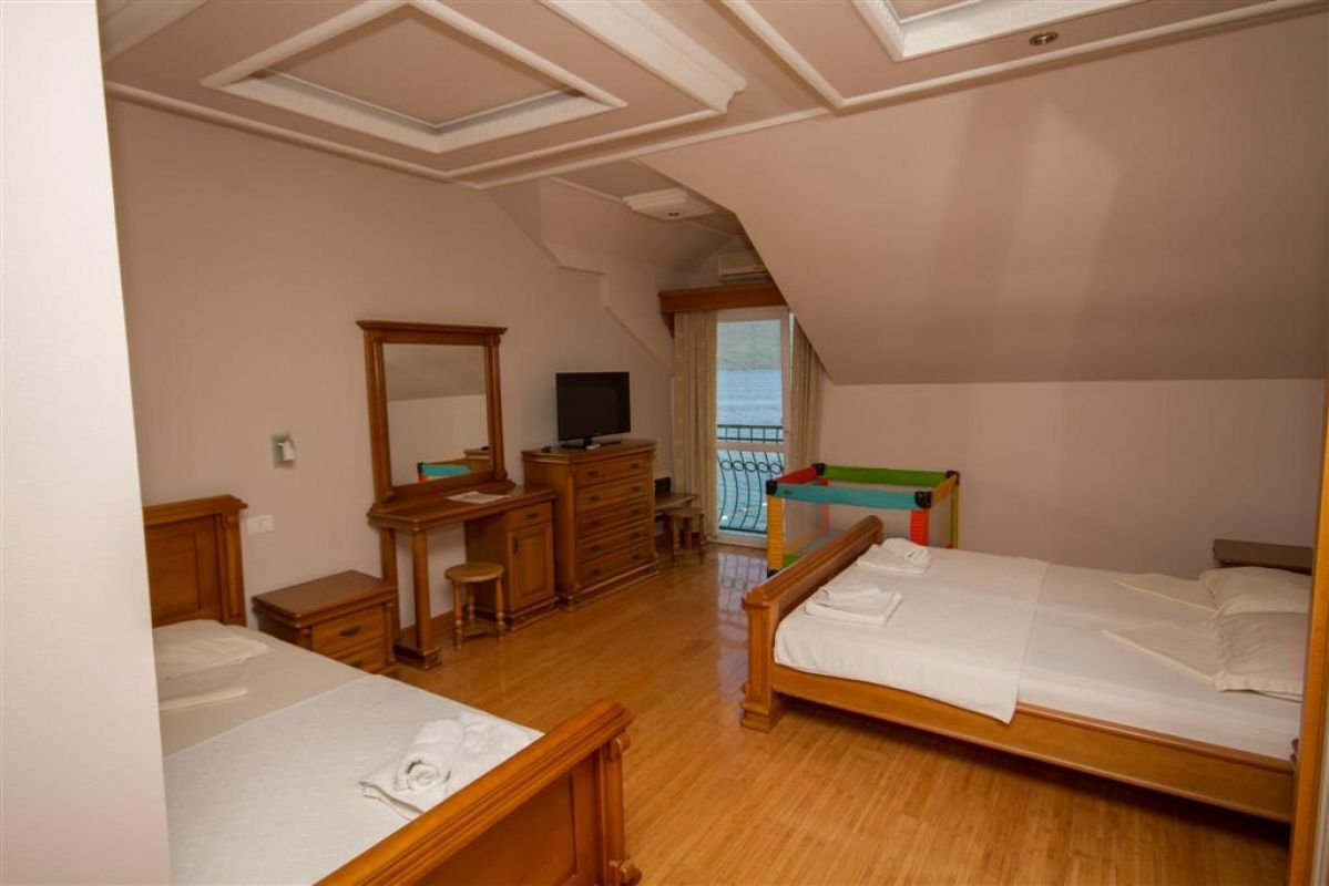 Отель, гостиница в Херцег-Нови, Черногория, 1 000 м2 - фото 1