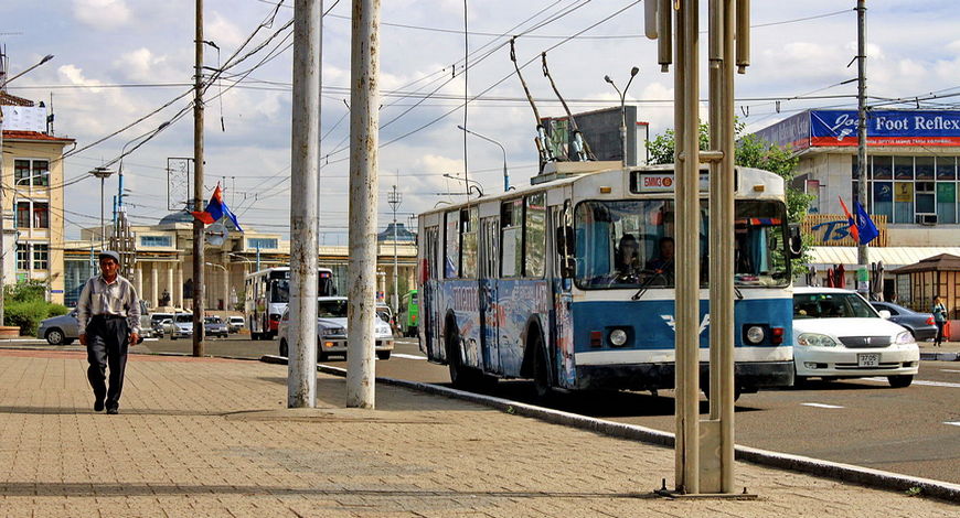 Троллейбус в центре Улан-Батора